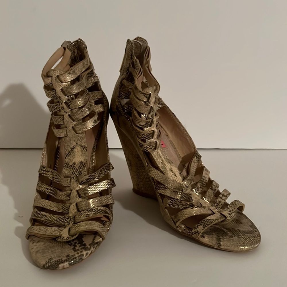 Betsy Johnson Bonito Womens Wedge Shoes Size 7